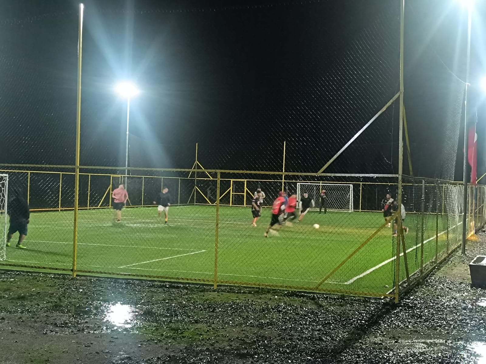 Jugando futbolito en El Atardecer
